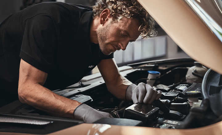 Starterbatterie am Auto prüfen